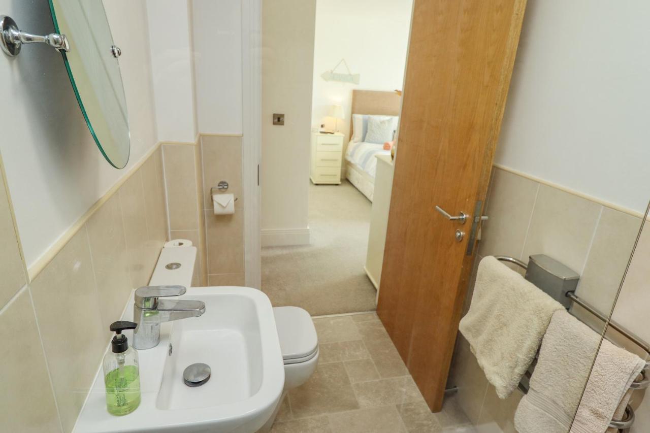 Above & Beyond Apartment วิทบี ภายนอก รูปภาพ